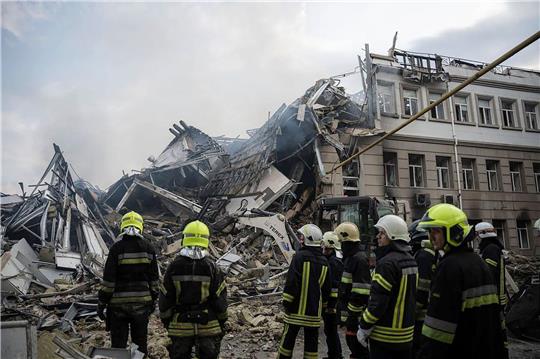 Rettungskräfte arbeiten an zerstörten Gebäuden nach einem Angriff auf Odessa.