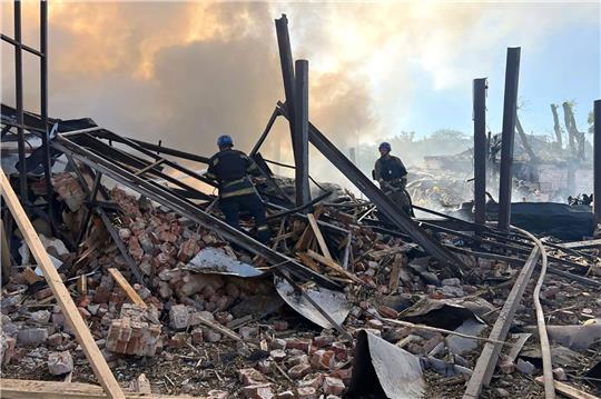 Rettungskräfte arbeiten in Krywyj Rih nach einem Angriff daran, einen Brand zu löschen.