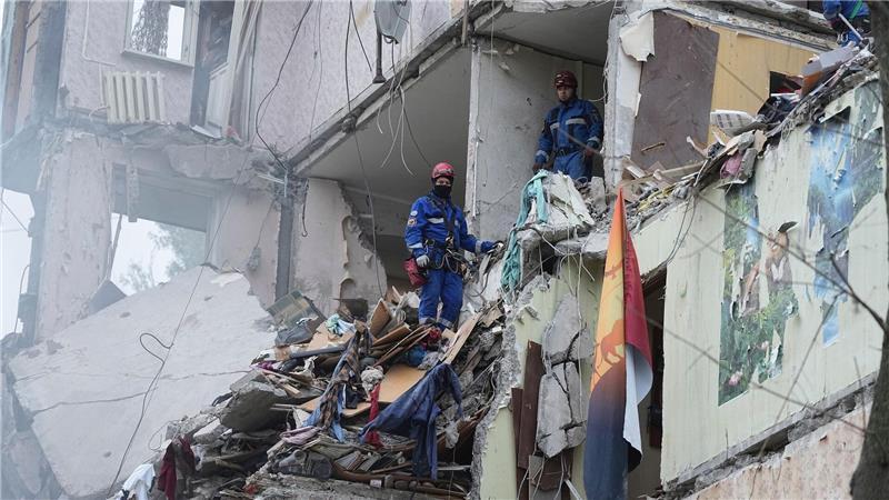 Bilder des Tages Rettungskräfte arbeiten in einem zerstörten Wohnhaus nach einem russischen Raketenangriff