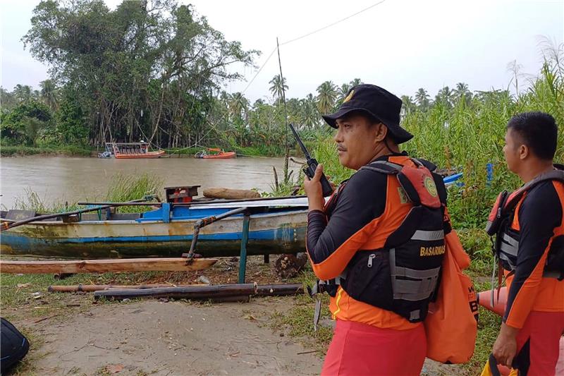 Indonesien: Sechs Vermisste nach zwei Tagen im Meer gefunden Rettungskräfte auf der Suche nach vermissten Personen.