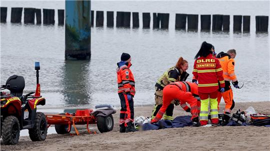 Rettungskräfte bargen einen Mann leblos aus der Ostsee vor Graal-Müritz. 