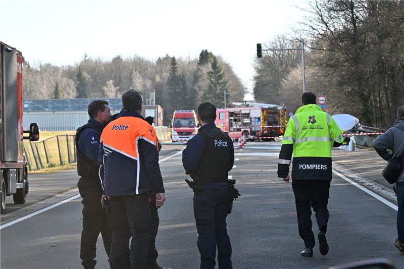 Flugzeugabsturz in Belgien: Zwei Deutsche sterben Rettungskräfte begutachten Absturzstelle des Kleinflugzeuges in der belgischen Stadt Spa.