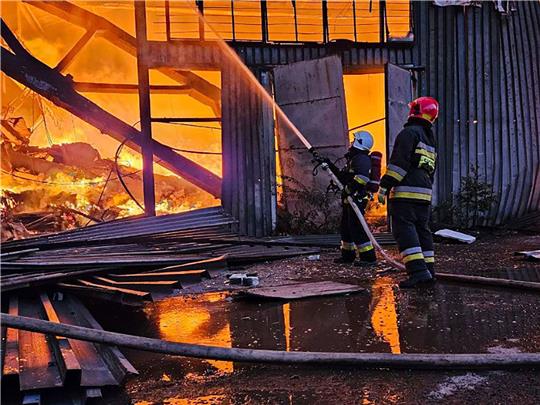 Rettungskräfte bei Löscharbeiten nach einem russischen Luftangriff auf die westukrainische Stadt Lwiw.