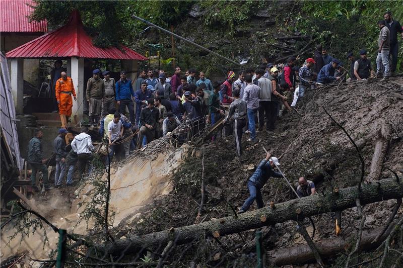 Tempel stürzt nach Regenfällen ein - Mindestens neun Tote Rettungskräfte bei der Suche nach Menschen, die nach einem Erdrutsch in der Nähe eines hinduistischen Tempels verschüttet wurden.