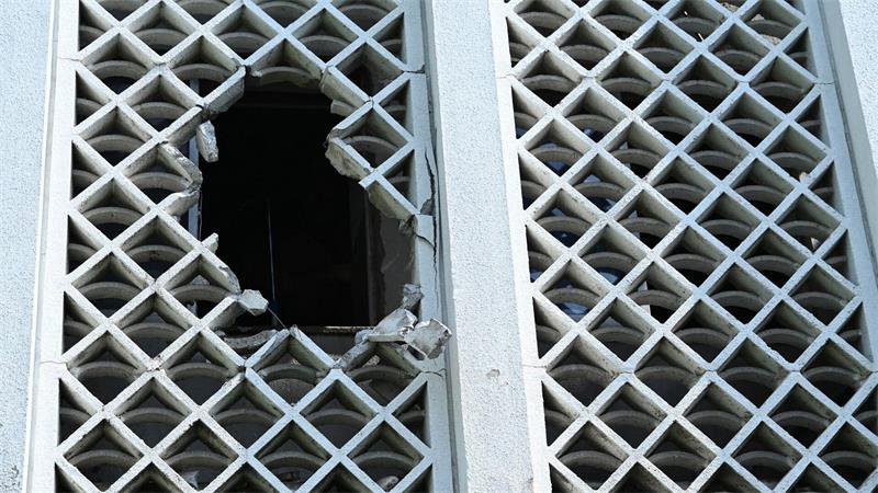 Rettungskräfte berichten, dass sie die Fenstervergitterungen der Säuglingsstation aufbrechen mussten.