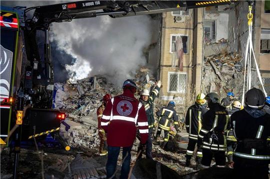 Rettungskräfte beseitigen die Trümmer eines zerstörten Mehrfamilienhauses nach einem russischen Angriff auf ein Wohnviertel in Odessa.