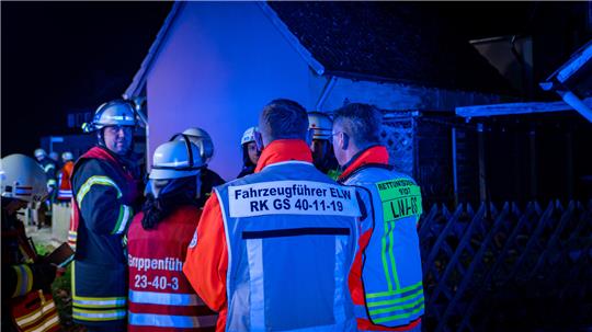 Einsatzkräfte von Feuerwehr und Rettungsdienst besprechen sich während des Einsatzes.