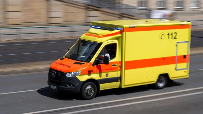 Rettungskräfte brachten den lebensgefährlich Verletzten am Abend in eine Klinik. (Symbolbild)