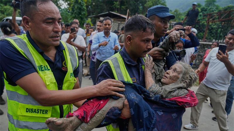 „Nichts ist mehr übrig“: Pilger-Paradies wird zur Todesfalle Rettungskräfte bringen Opfer der Sturzflut in Sicherheit.