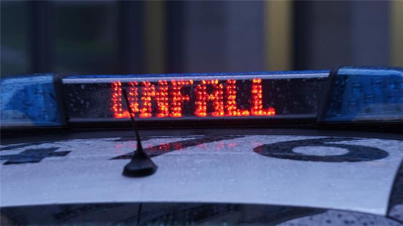 Rettungskräfte bringen den schwer verletzten Motorradfahrer in ein Krankenhaus. (Symbolbild)