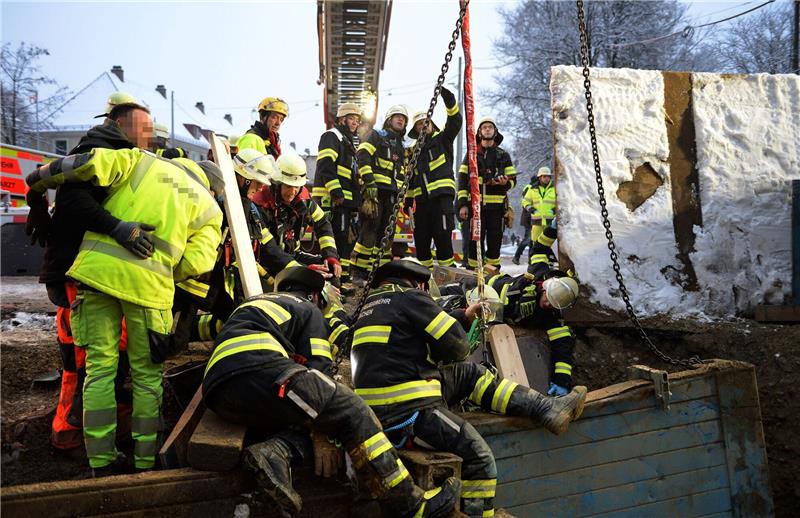 München: Bauarbeiter verschüttet und schwer verletzt Rettungskräfte der Feuerwehr sind am Unfallort im Einsatz.