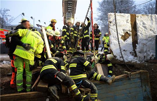 Rettungskräfte der Feuerwehr sind am Unfallort im Einsatz.
