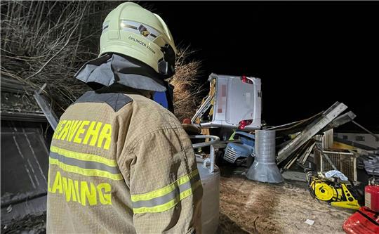 Rettungskräfte der Feuerwehr sind am Unglücksort im Einsatz. Ein deutscher Reisebus ist bei Schladming über eine Böschung gestürzt.
