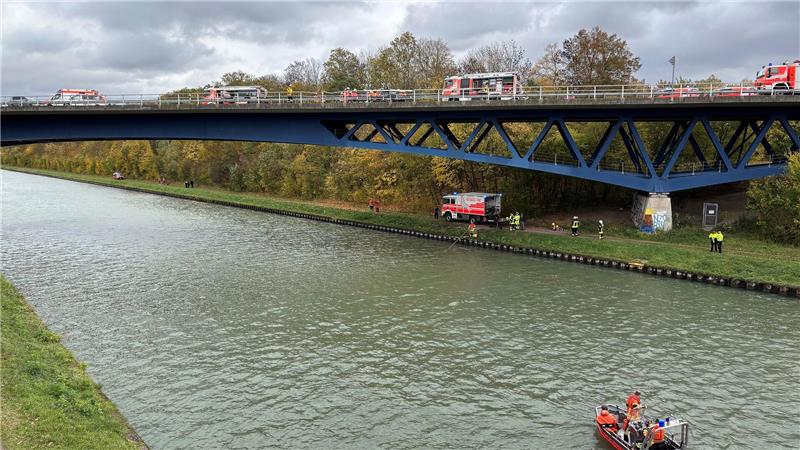 Drei Tote bei schwerem Unfall bei Braunschweig Rettungskräfte der Feuerwehr sind an der Unfallstelle auf der Bundesstraße 4 an einer Brücke über den Mittellandkanal im Einsatz.
