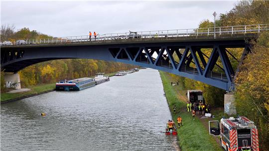 Braunschweig: Auto stürzt in Mittellandkanal – viele Fragen offen Rettungskräfte der Feuerwehr sind an der Unfallstelle auf der Bundesstraße 4 an einer Brücke über den Mittellandkanal im Einsatz. Bei einem schweren Unfall bei Braunschweig ist ein Auto von einer Brücke in den Mittellandkanal gestürzt.