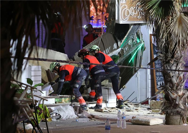 Deutsche bei Einsturz von Ballermann-Lokal getötet Rettungskräfte durchsuchen die Trümmer.