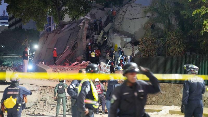 „Es war fürchterlich“ - Angst und Zerstörung in Venezuela Rettungskräfte durchsuchten nach dem Erdbeben die Trümmer.