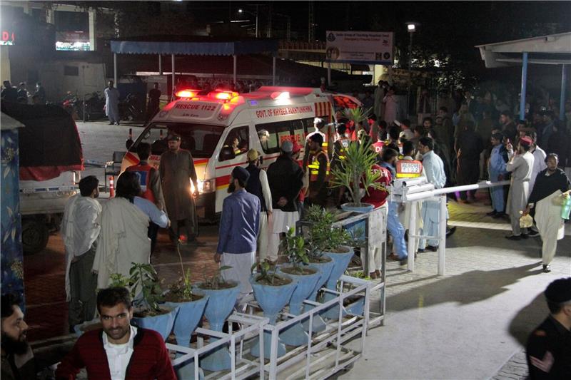 Tote und Verletzte bei Erdbeben in Afghanistan und Pakistan Rettungskräfte entladen Erdbebenopfer aus einem Krankenwagen in der pakistanischen Stadt Saidu Sharif.