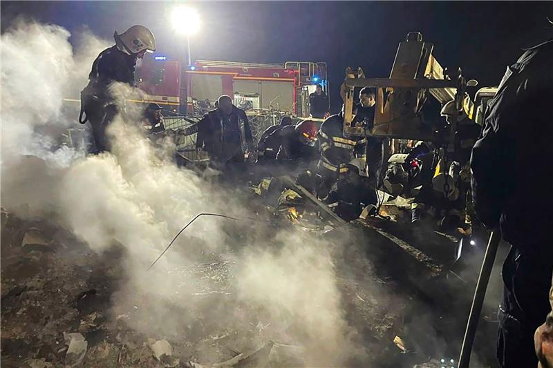 Krieg gegen die Ukraine: So ist die Lage Rettungskräfte erreichen ein durch einen russischen Drohnenangriff beschädigtes Gebäude im westukrainischen Winnyzja.