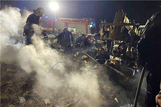 Rettungskräfte erreichen ein durch einen russischen Drohnenangriff beschädigtes Gebäude im westukrainischen Winnyzja.