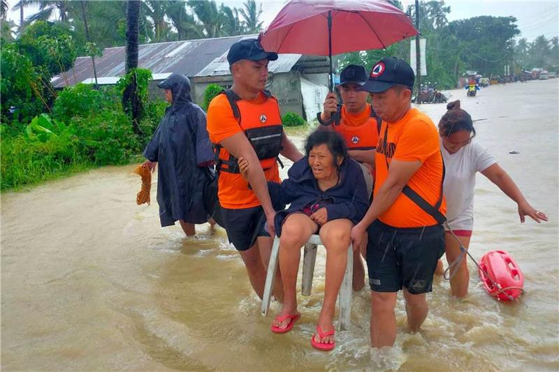 Mindestens 45 Tote durch Tropensturm auf den Philippinen Rettungskräfte evakuieren Bewohner aus einem überschwemmten Gebiet auf den Philippinen.