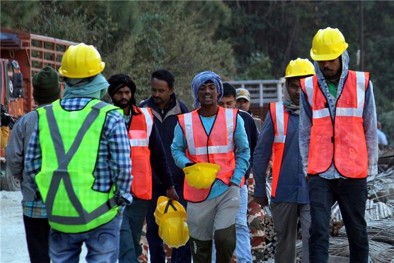 Rettungskräfte gehen in der Nähe des eingestürzten Tunnels. Die Rettungsarbeiten dauern nun schon länger als eine Woche an.
