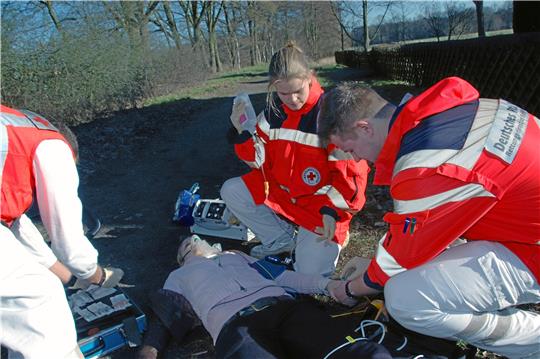 Rettungskräfte im Einsatz: Der Rettungsdienst steht vor vielen Herausforderungen, dazu gehören auch schwierige Einsätze, bei denen die Helfer bedroht oder beleidigt werden.  Foto: Moeller/DRK