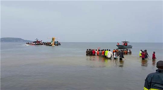Rettungskräfte in Booten arbeiten nach dem Absturz eines Flugzeugs am Unglücksort.