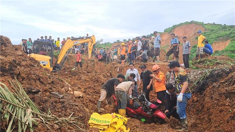 Rettungskräfte in Nordsumatra suchen nach Opfern.