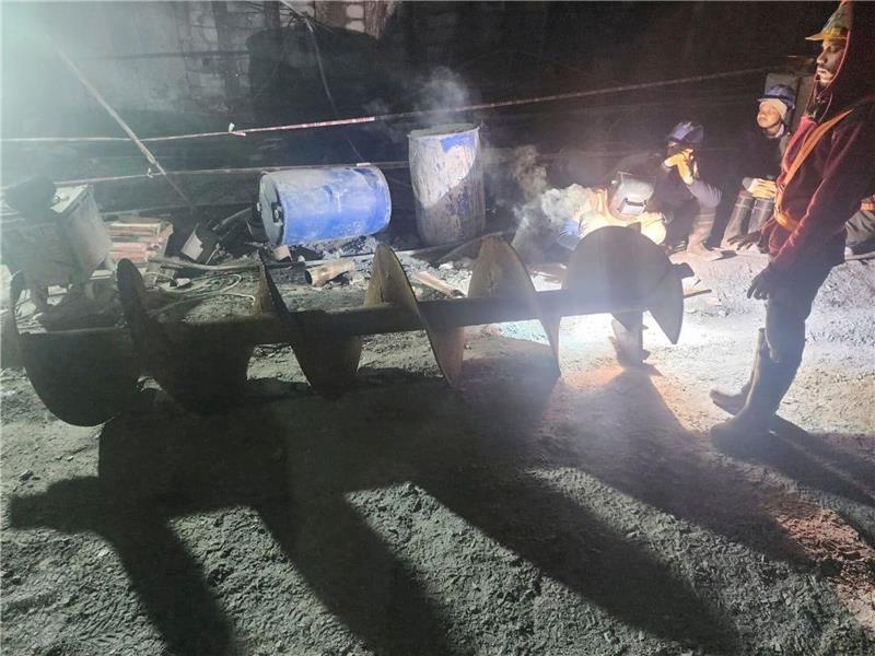 Rettungskräfte in dem eingestürzten Straßentunnel.