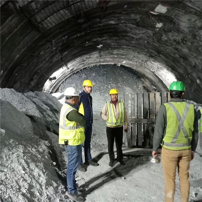Rettung nach Tunnel-Einsturz in Indien dauert an Rettungskräfte in dem eingestürzten Straßentunnel.