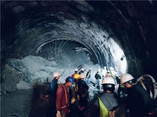 Rettungskräfte in einem eingestürzten Straßentunnel in Indien, in dem etwa 40 Arbeiter verschüttet wurden.