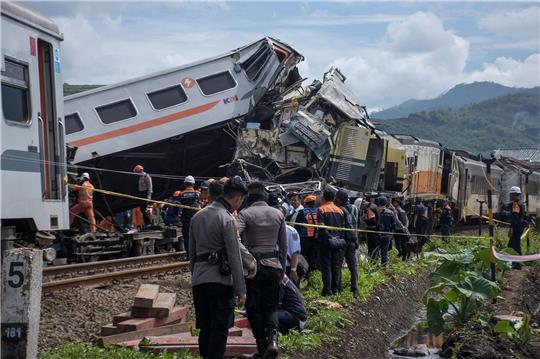 Rettungskräfte inspizieren die Zugwracks nach dem Zusammenstoß: In beiden Zügen waren insgesamt 478 Menschen unterwegs.