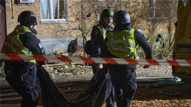 Selenskyj: Russen greifen mit 600 Drohnen und 36 Raketen an Rettungskräfte konnten einen Zivilisten nur noch tot aus den Trümmern bergen.