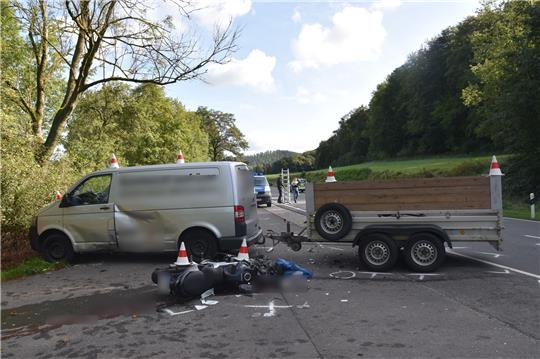 Rettungskräfte konnten nichts mehr für den jungen Kradfahrer tun. Er verstarb am Unfallort. Foto: Jenzora