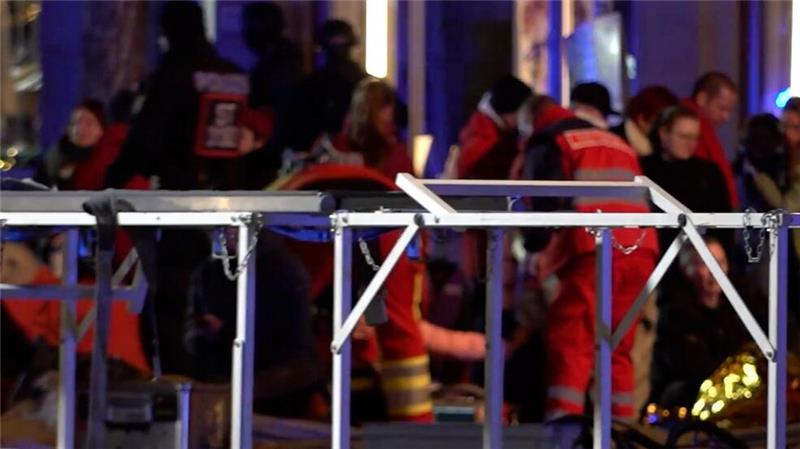 „Katastrophe“ - Tote und Verletzte bei Anschlag in Magdeburg Rettungskräfte kümmerten sich um die vielen Verletzten.
