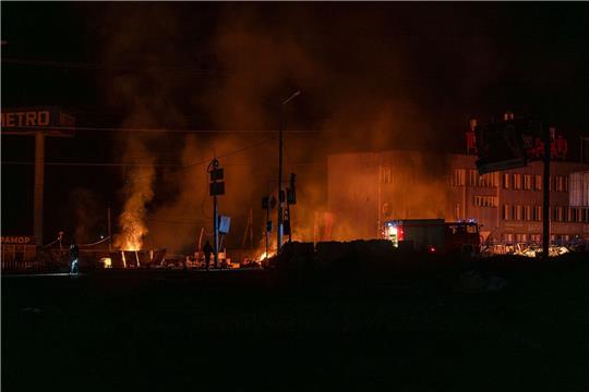 Rettungskräfte löschen das Feuer in Charkiw.