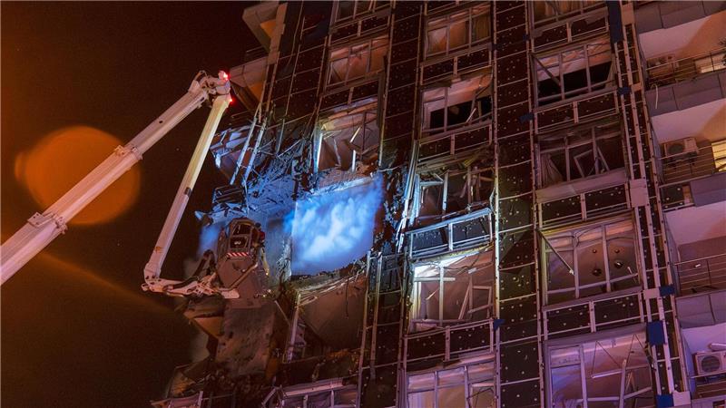 Rettungskräfte löschen in Kiew ein Feuer nach einem russischen Angriff.