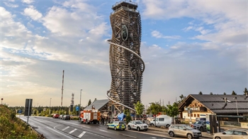 Rettungskräfte nach dem Unglück auf Torfhaus. Im Hintergrund der Harzturm.