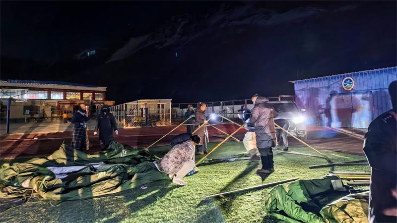 16 Tote bei Erdbeben in Tibet - Rettungseinsatz läuft Rettungskräfte richteten provisorische Unterkünfte ein.