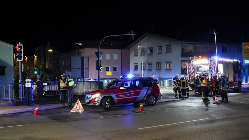 Rettungskräfte sichern den Einsatzort in Vilshofen: Sechs Menschen hat ein mutmaßliche Schleuser bei seiner Flucht mit seinem Fahrzeug angefahren.
