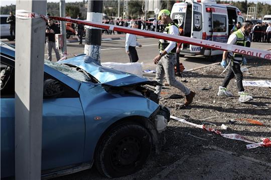 Rettungskräfte sind am Freitag an der Bushaltestelle in Ost-Jerusalem im Einsatz.