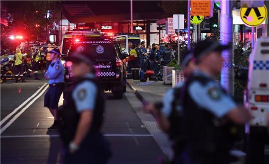 Rettungskräfte sind an der Bondi Junction zu sehen, nachdem mehrere Menschen in dem Einkaufszentrum in Sydney niedergestochen wurden.
