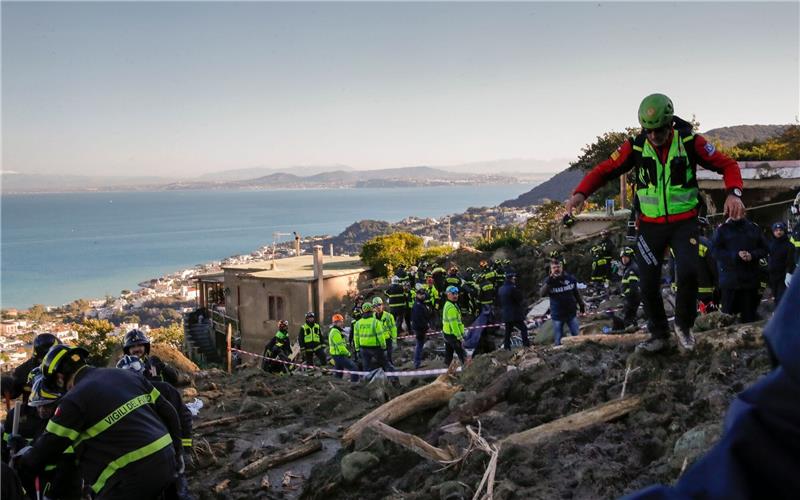 Feuerwehr findet letztes Erdrutsch-Opfer auf Ischia Rettungskräfte sind auf der süditalienischen Insel Ischia im Einsatz, nachdem schwere Regenfälle Erdrutsche ausgelöst hatten.