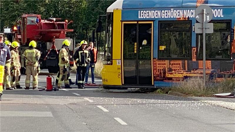 Rettungskräfte sind im Einsatz bei einem Verkehrsunfall mit einer Straßenbahn und einem Reisebus.