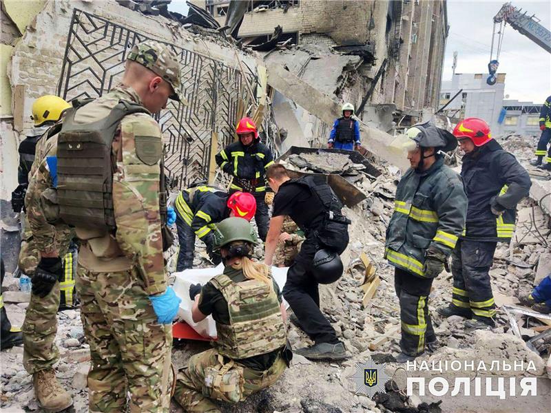 Rettungskräfte sind in den Trümmern eines Restaurants im ukrainischen Kramatorsk im Einsatz.