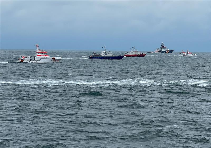 Keine Hoffnung für vermisste Seeleute Rettungskräfte sind mit mehreren Schiffen, Tauchern und Hubschraubern im Einsatz, um nach den Schiffbrüchigen zu suchen.