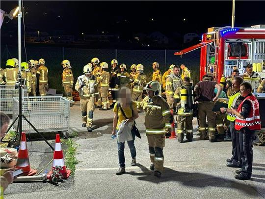 Rettungskräfte sind nach dem Brand im Einsatz.  151 Passagiere wurden aus dem Tunnel evakuiert, Schwerverletzte waren vorerst nicht bekannt.