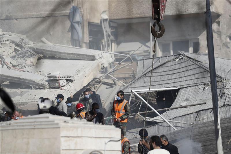 Iran: Revolutionswächter bei Angriff in Syrien getötet Rettungskräfte stehen in Damaskus an dem durch den Luftangriff zerstörten Gebäude.