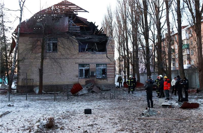 Krieg gegen die Ukraine: So ist die Lage Rettungskräfte stehen in der Nähe eines beschädigten Gebäudes in Kiew.